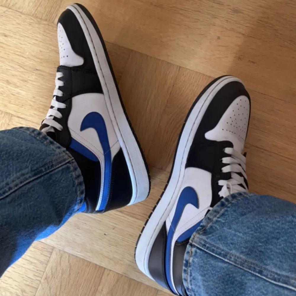 Ett par feta jordans från merch Sweden, köptes förra sommaren för 2799. Är i toppskick men de kommer inte till användning eftersom jag inte gillar stilen med jordans. Väldigt sköna och har alltid använt crease skydd, du får det på köpet. Storlek 43.. Kengät.