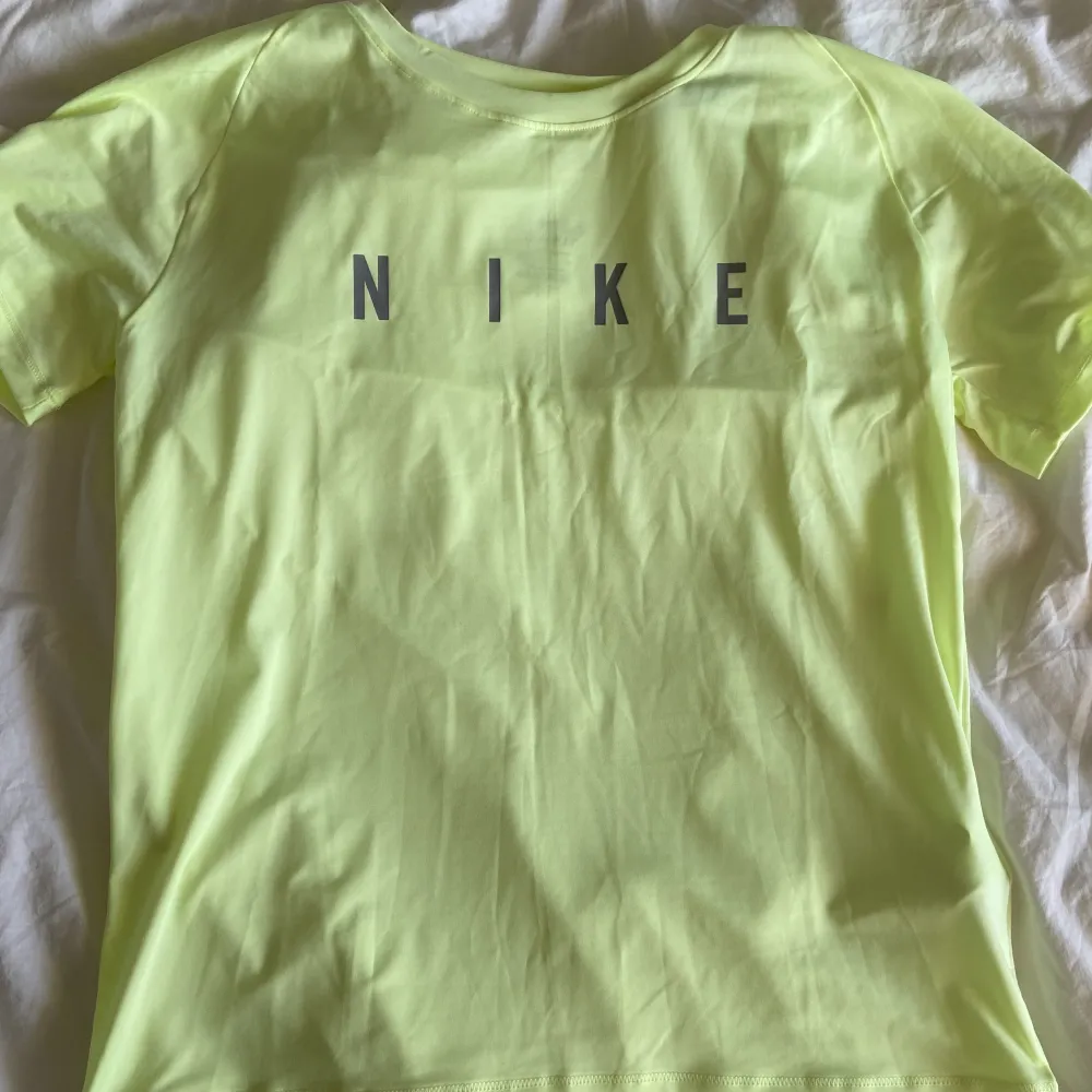 Helt oanvänd tränings t-shirt från Nike! Ljusgul färg och lite oversized fit, strlk. S. Hoodies.