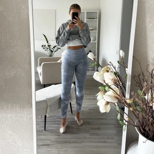 Gymshark  - Säljer dessa använd 2-3 gånger. Trivs inte i färgen. Köpt för 550kr, säljer 200kr + 54kr frakt.