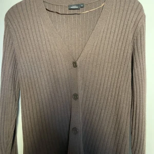 Tunnstickad kofta - Brun stickad kofta från Kappahl i stl S! Fint skick! 