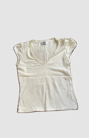 Vit topp - Knappt använd av mig🤍