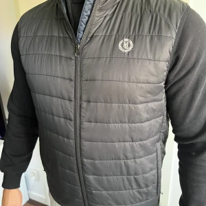 Henri Lloyd väst - Väst från Henri Lloyd, storlek L