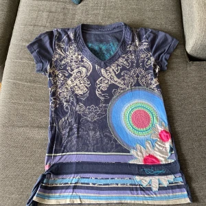 Top från Desigual - Storlek medium.  Inköpt i Barcelona Använd men i mycket fint skick.