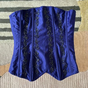 Korsett med pärlor - Superfin blå/lila korset med påsydda pärlor. Köpt vintage.