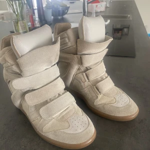 Isabel Marant skor - Säljer mina sjukt snygga Isabel Marant skor i färgen beige. Strl 39, givetvis äkta! Säljer då de inte kommer till användning 💖 Köp direkt för 1900kr 