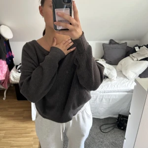 Grå stickad tröja - En fin grå stickad tröja från Zara med knyte bak i ryggen