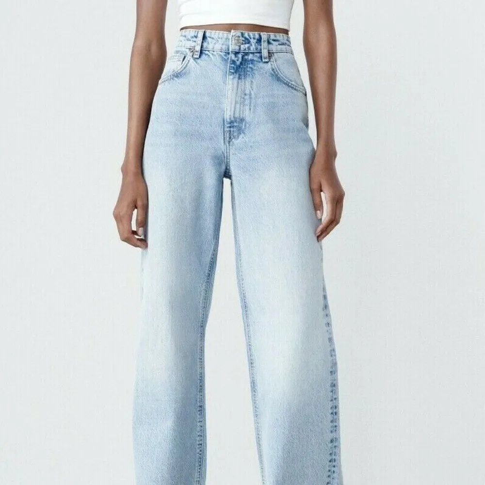 Jeans från Zara i strl 40, jag är 175 cm ❤️. Jeans & Byxor.
