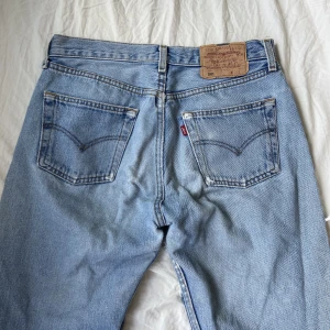 Levis 501 - Ett par klassiska 501 jeans från Levis, vintage och snyggt slitna :)