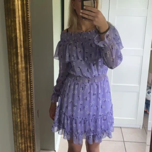 Somrig klänning💓 - Älskar denna somriga klänning från Bikbok! Såå fin, men kommer tyvärr inte till användning. Köpt för några år sedan och sparsamt använd, inga defekter💘 Skriv för fler bilder!