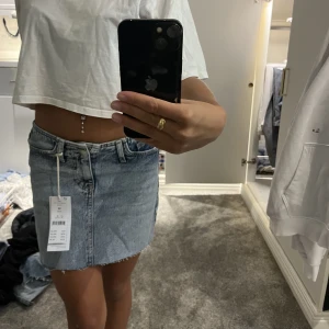 Jeans kjol  - En jeans kjol fårn gina trico, helt oandvänd lappen är kvar.  Pris kan diskuteras 💕