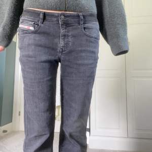 As snygga jeans från diesel som tyvärr är för stora för mig, de är i storlek 29/34🌼köpta för 1,800