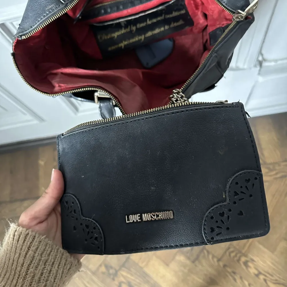 Säljer nu även min Love Moschino väska, medföljer en plånbok. Svart utsida och röd insida!! Hör av er om ni är intresserade . Accessoarer.