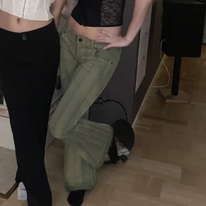 BDG jeans gröna  - jättesnygga slutsålda jeans! Dem är nedsprättade där nere för att jättesnygga slutsålda jeans! jag ville ha dem lite längre och den passar bra i längden nu för mig som är 170! 