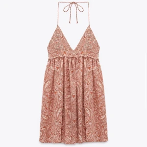 Zara klänning  - Säljer min trendiga zara klänning, slutsåld på hemsidan, helt ny aldrig använd 🫶🏼 köparen står för frakt 💞