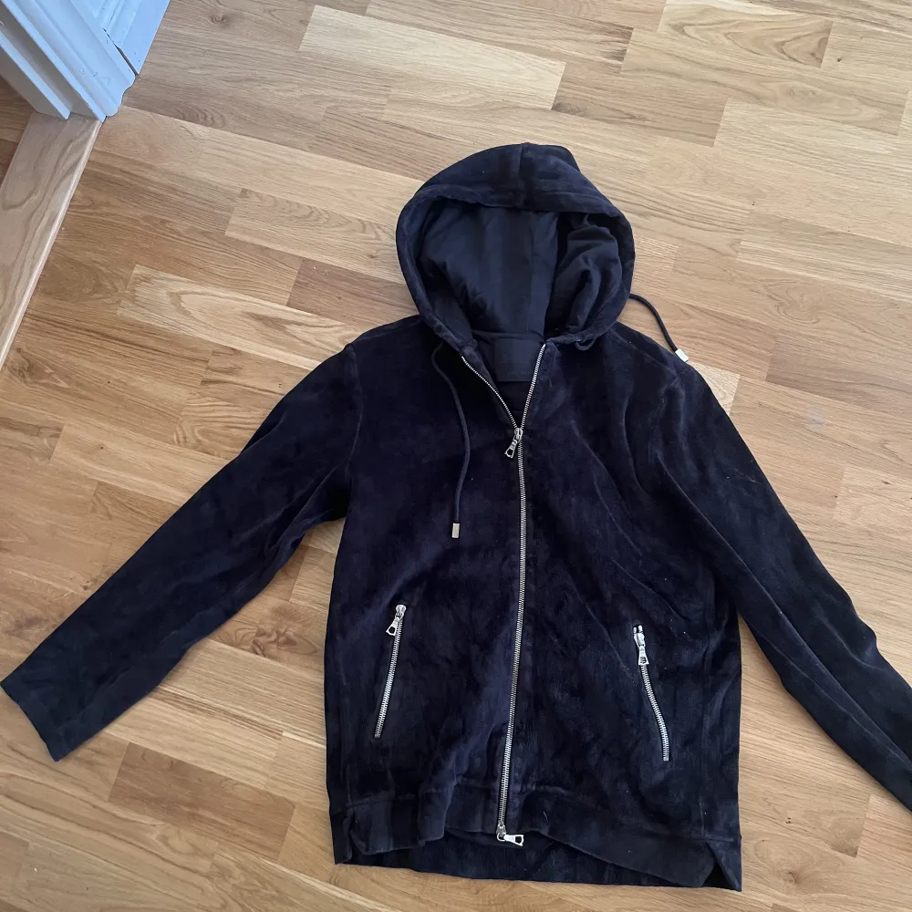 Svart limitato hoodie, köpt på nk Göteborg för typ 2 år sedan, säljer den pga att jag växt ur den. Tröjan e knappt använd och är i bra skick . Hoodies.