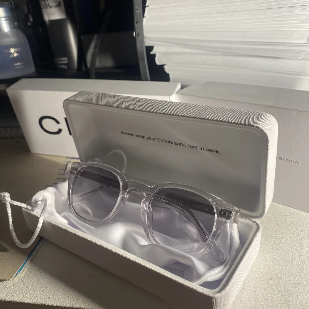 Nypris 1250 Säljer för jag inte använder solglasögon Använda endast få gånger Liten repa på höger öga men de märkt knappt när kollar på brillorna eller när man kollar ut ifrån glasögonen. Accessoarer.