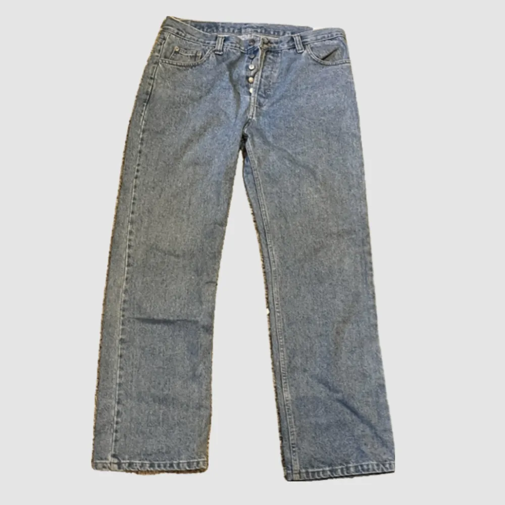 Ett par baggy jeans som är ljusblå o Levis. Jeans & Byxor.