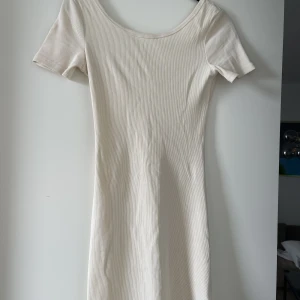 Beige sommarklänning  - Knälång klänning!  Perfekt för varma dagar 