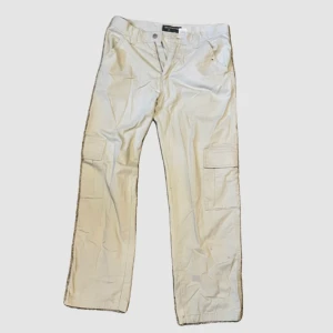 Cargo beige jeans  - Ett par cargo beige jeans 