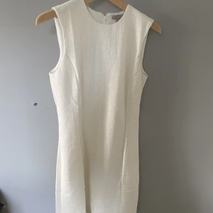 Klänning - texturerad klänning från HM, aldrig använts