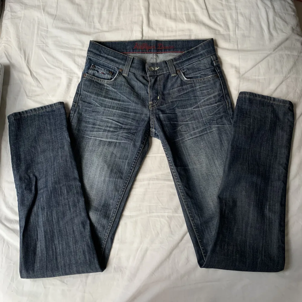 Säljer dessa jättefina mörkblåa, lågmidjade Hilfiger jeans. De har fina bakfickor och är tyvärr för stora för mig. 💞👖 Ineebenslängd: 32 Midjemått: 27 Köpare står för frakt, och möts inte upp. . Jeans & Byxor.