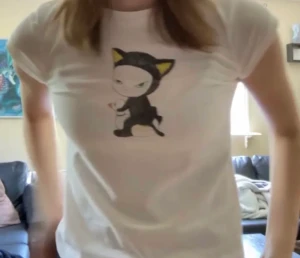 Egengjord graphictee  - Egengjord graphictee som går att tvätta! Trycker på tröjan är från konstnären Yoshitomo Nara 