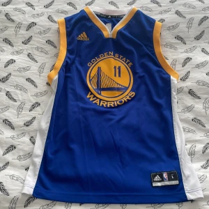 Warriors Thompson tröja - Köpt i USA för två år sedan knappast använd den är storlek L men sitter som en M.