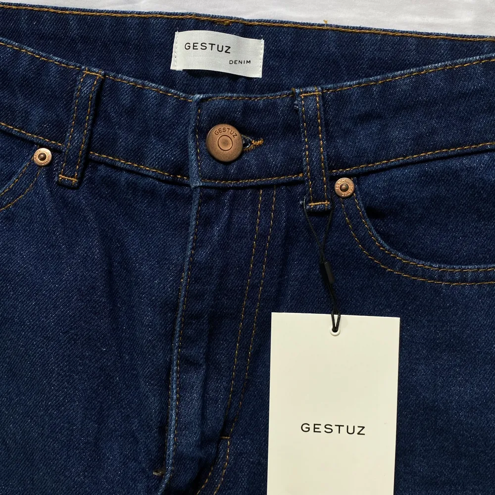 Vida jeans från gestuz, aldrig använda. Sitter tajtare i midjan. . Jeans & Byxor.