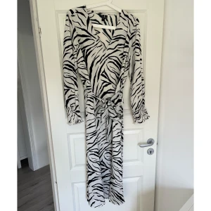 Klänning Vero Moda storlek L - Använd 1 gång. Säljes pga att den blivit för stor för mig 🦓