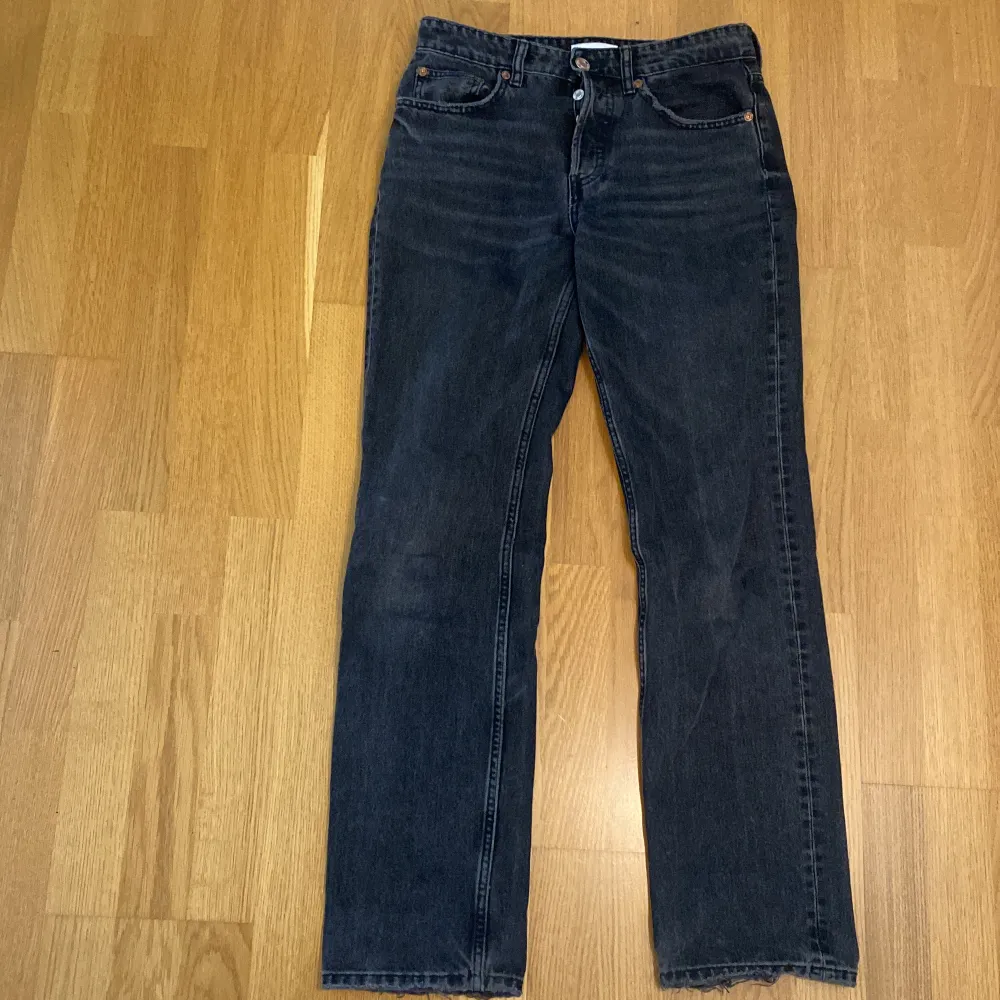 Säljer zaras slutsålda mid Rise jeans nypris 399 säljer för 200 fint skick på brallorna Säljer eftersom dom blivit försmå för mig. Jeans & Byxor.