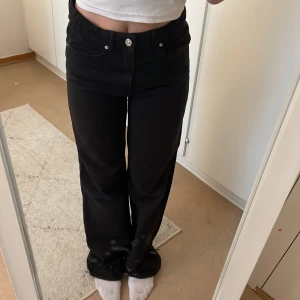 Svarta jeans från Gina  - Super snygga svarta jeans från gina. Storlek 164 och passar bra på mig som är 159 cm. Original priset var 300 kr och säljer de för 150 kr. Dessa jeans har varit en av mina favoriter 😍 i ett tag men jag har tyvärr aldeläs för lite plats i min garderob. 