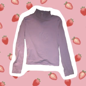Turtleneck - Ljus-Lila Turtleneck. Om du har storlek Medium sitter den avslappnat, om du har storlek large sitter den tajtare. Skriv om du frågor om passform/annat!