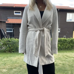 Vero Moda kappa - Beige kappa från Vero Moda, superfint skick, knappt använd. Storlek M