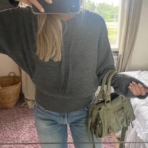 grå stickad tröja med luva  - Grå stickad tröja från zara med luva! Så skön! 