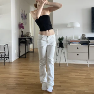 vita bootcut jeans - SUPERFINA Bootcut jeans som säljs pågrund av att jag har ett par jag använder mer 🫶🏻 superbra skick