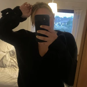 Stickad tröja  - Svart stickad tröja från NA-KD med knytning i ärmarna. Jättefint skick använd ett fåtal gånger. 150kr+frakt