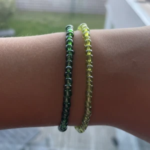Pärlarmband  - Två gröna pärlarmband i storlek s/m men finns i fler storlekar om man vill ha, Båda kostar 25kr, men om man ba ta vill ha en kostar det 15kr, kontakta oss om de finns frågetecken!💚