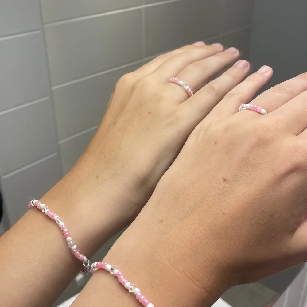 Ett pärlarmband och en pärlring o storlek s men finns också i fler storlekar om man vill ha, om man köper båda kostar de 20kr, men ringen kostar 10kr, och armbandet kostar 15kr, kontakta oss om de finns frågor eller är intresserad . Asusteet.
