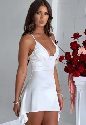 Vit mini klänning - Världens finaste klänning i satin/siden. Bra passform och support dock lite för kort för min smak.