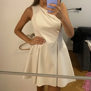 Klänning - Superfin klänning som jag hade på studenten (bild 2) legat i garderoben sen dess och behöver nytt hem.