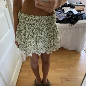 Volangkjol zara - Så fin Volangkjol från zara, använt Max två gånger så väldigt fint skick!