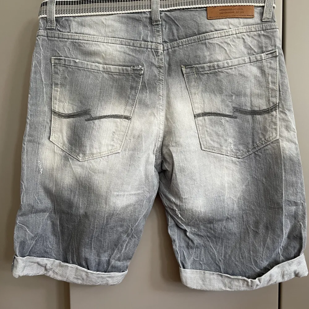 Oanvända  Midjemått 78/80 cm. Shorts.