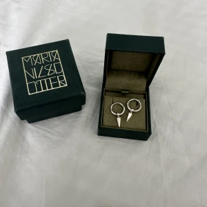 Maria Nilsdotter örhängen! - Intressekoll på dessa Maria Nilsdotter örhängen! Nypris 3200 kr kan tänka mig sälja för minst 2500.  Bra skick! 