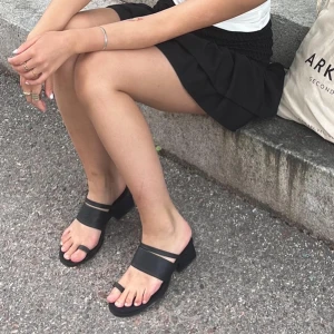 Svarta klackskor  - Svarta klackskor från Nelly, storlek 38🖤