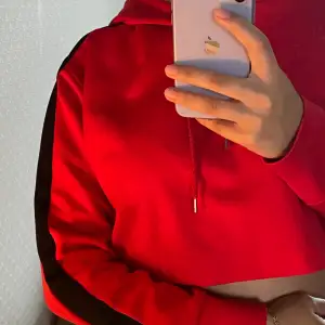 En kort röd snygg hoodie i mycket bra skick. För liten för mig. 
