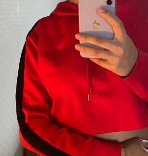 Röd hoodie - En kort röd snygg hoodie i mycket bra skick. För liten för mig. 