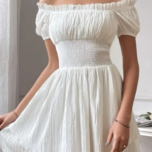 Vit klänning  - Helt oanvänd klänning i fint skick, ordinarie pris 230 kr.