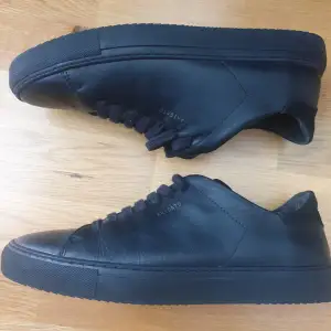 Clean 90 sneaker arigato skor. Nypris 2500kr. Knappt använda, säljer då jag inte använder de längre. Pris kan diskuteras. Storlek 42 (lite stor i storleken).