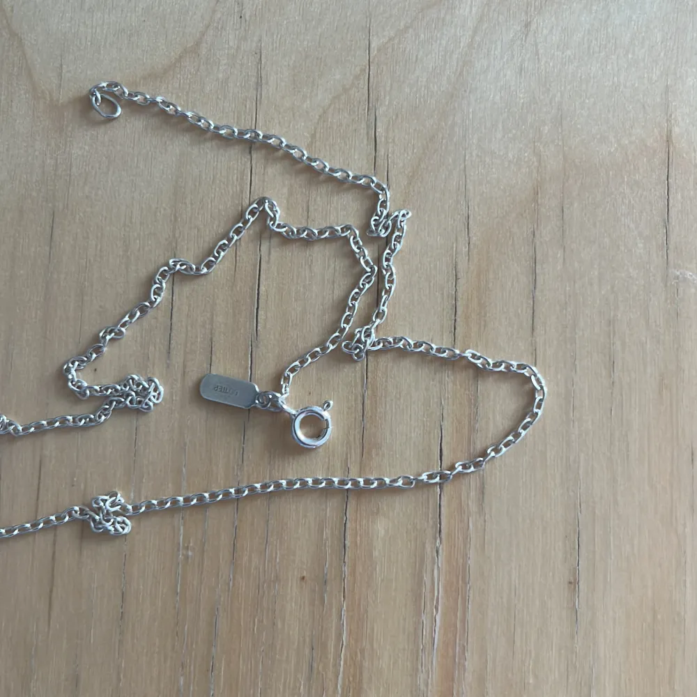 Jag säljer ett Maria Nilsdotter halsband, Wonkey Letter Necklace. Längden på kedjan är 50 cm💗det är i silver. Jag tror att det är ett Å, men jag är osäker. (Jag använder det iallafall som ett A). Skicket är toppen, inga defekter!🩵 hör av er vid frågor. Accessoarer.