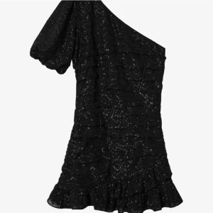 Cocktail klänning - Intressekoll på denna supersnygga cocktail/festklänningen från mango! Helt slutsåld och bara använd en gång 💕 inte säker på att sälja men kan sälja vid ett bra pris. Nypris : 600kr 🫶🏻 storlek L men liten i storleken.